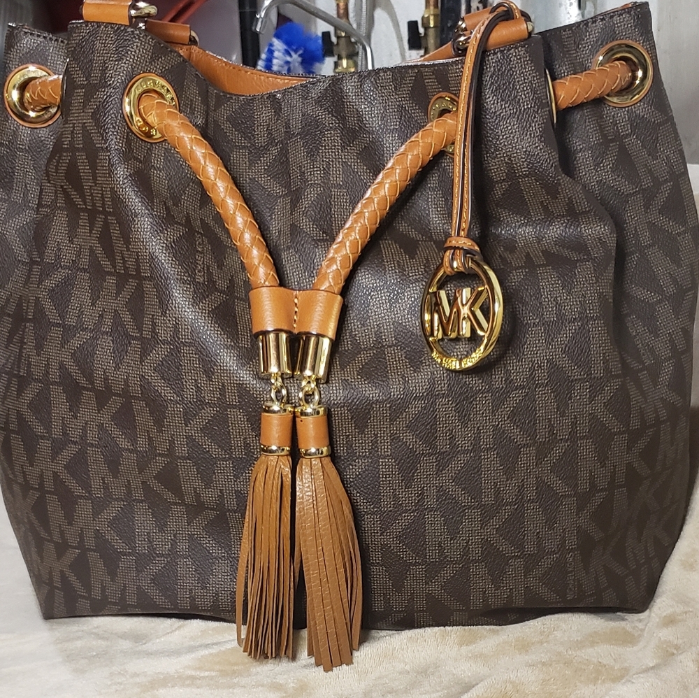 Michael Kors Signature bucket bag